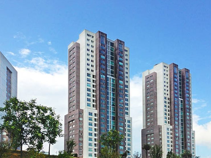 Runwal 3 BHK apartment complex with courtyard and pool, artist impression